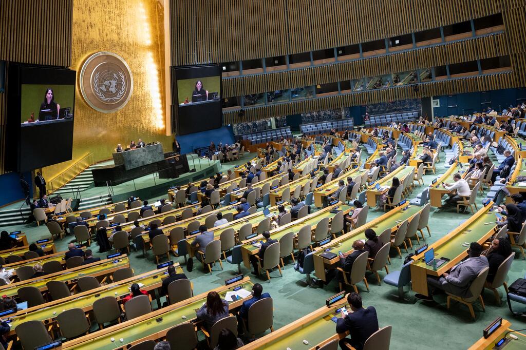 联合国大会主席安娜莱娜·贝尔伯克（画面中）主持了关于加强联合国系统的联大会议。